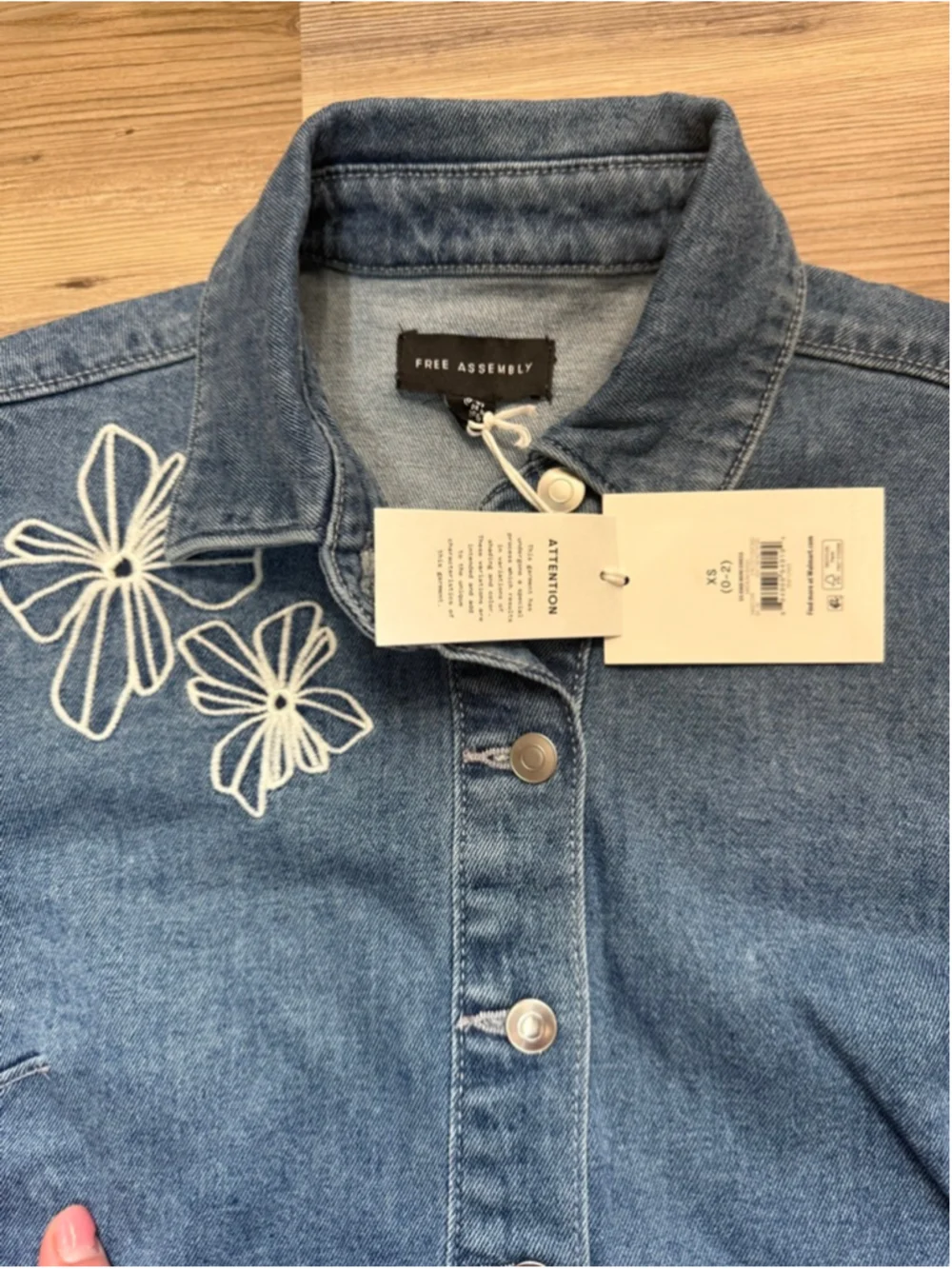 Free Assembly Jean dress embroidered flowers.￼ - Picture 4 of 7